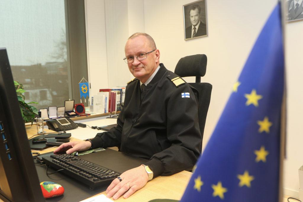 Kenraalimajuri Mikko Heiskanen toimistossaan Brysselissä